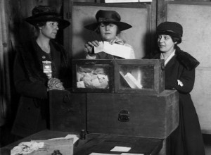 Drei Frauen in 1928 an der Wahlurne