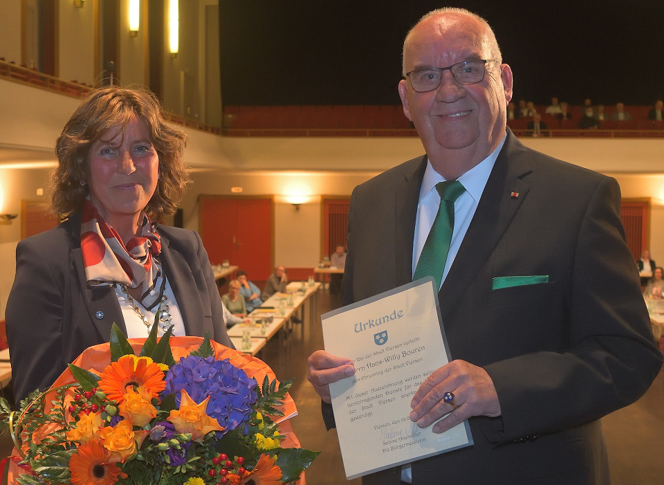 Bürgermeisterin Sabine Anemüller und Ehrenringträger Hans-Willy Bouren (Foto: Stadt Viersen)