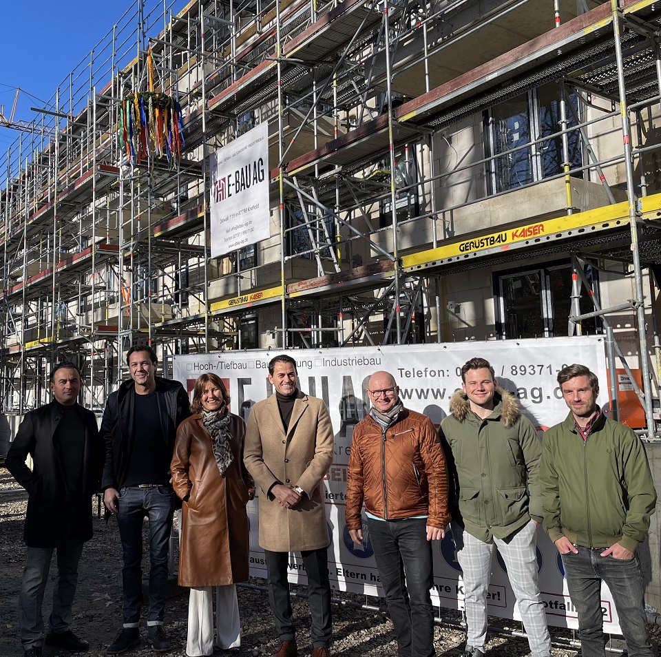 Das Foto zeigt von links: Fadil Hashimi (E-Bau), Marcus Lehmann (Architekt und Geschäftsführer Max-Office), Sabine Anemüller (Bürgermeisterin Stadt Viersen), Enver Hashimi (Geschäftsführer E-Bau), Rainer Horsten (E-Bau), Maximilian Robens (E-Bau) und Clemens Hülsheger (E-Bau).