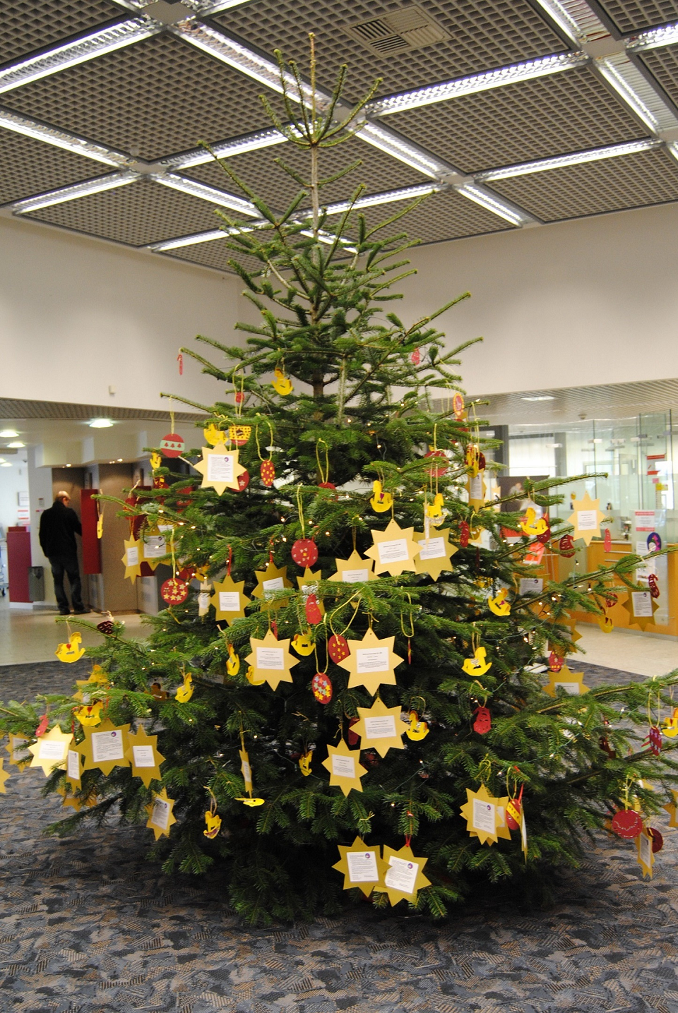 Weihnachtswunschbäume stehen in den Filialen der Sparkasse (Symbolfoto: Stadt Viersen)