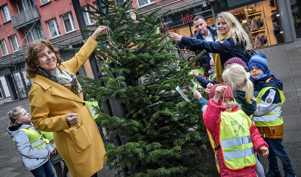 Bürgermeisterin Sabine Anemüller half dabei, die Weihnachtsbäume zu schmücken (Foto: Antje Prömper)