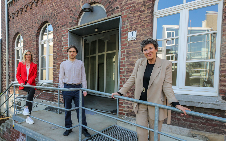 Claudia Wolters (links) von der NEW und Bürgermeisterin Sabine Anemüller begrüßten den 15. Kunstgenerator-Stipendiaten Jan-Luka Schmitz, der für ein Jahr in der Alten Lateinschule leben und arbeiten wird (Foto: NEW AG)