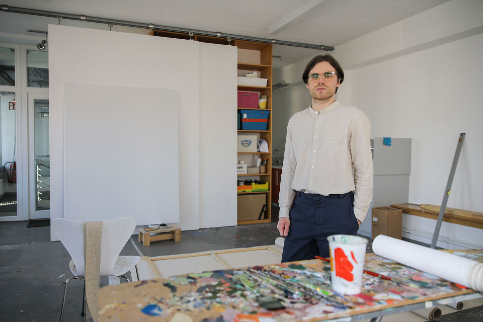 Kunstgenerator-Stipendiat Jan-Luka Schmitz im Atelier der Räume in der Alten Lateinschule (Foto: NEW AG)