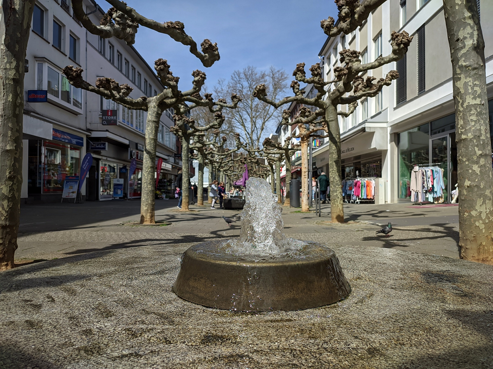 Die Wasserspiele in der Stadt – hier in der Fußgängerone Hauptstraße – sprudeln wieder (Foto: Stadt Viersen)