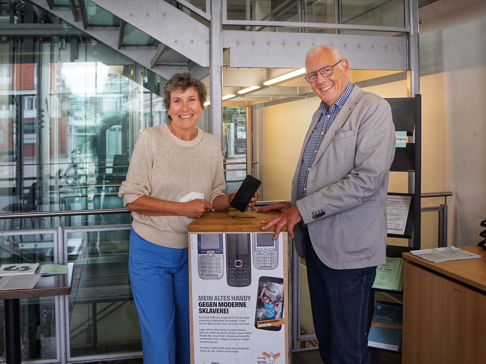 Bürgermeisterin Sabine Anemüller und Bernd Bodenbenner mit der ganzjährig im Foyer des Stadthauses stehenden Handy-Sammelbox (Foto: Stadt Viersen)