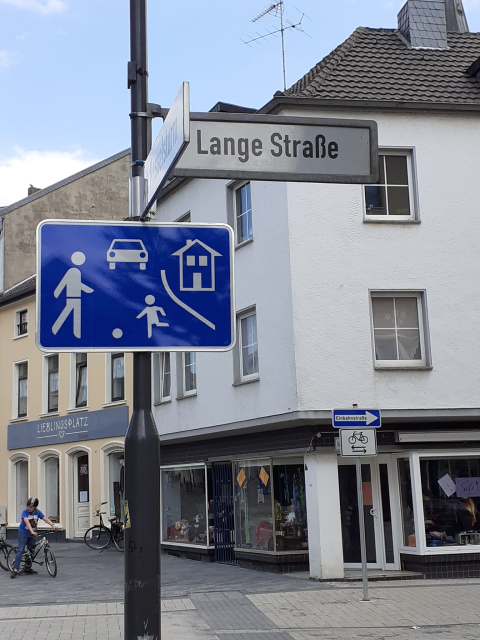 Lange Straße in Dülken: Die Verkehrsschilder hängen (Foto: Andreas Goßen/Dülkenbüro)