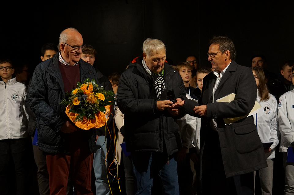 Der sichtlich überraschte Klaus-Dieter Grefkes (Mitte) mit dem zweiten stellvertretenden Bürgermeister Michael Lambertz (rechts) und dem Alt-Viersener Ortsbürgermeister Hans-Willy Bouren (Foto: Stadt Viersen)