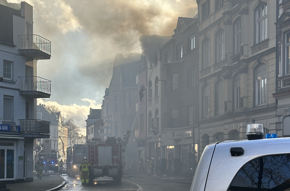 Zwei Menschen wurden über Leitern aus dem Rauch gerettet (Foto: Stadt Viersen – Feuerwehr)
