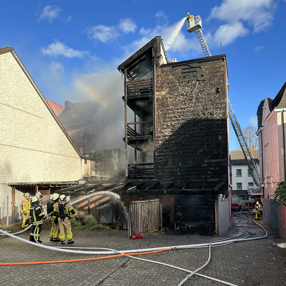 Nach erster Einschätzung hat sich das Feuer über die holzernen Außenbalkone ausgebreitet (Foto: Stadt Viersen – Feuerwehr)