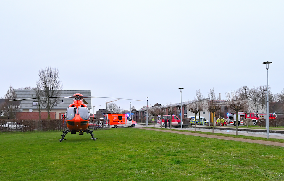 Rettungshubschrauber Christoph 9 landete auf einer Wiese in unmittelbarer Nähe des Altenheims (Foto: Stadt Viersen – Feuerwehr)