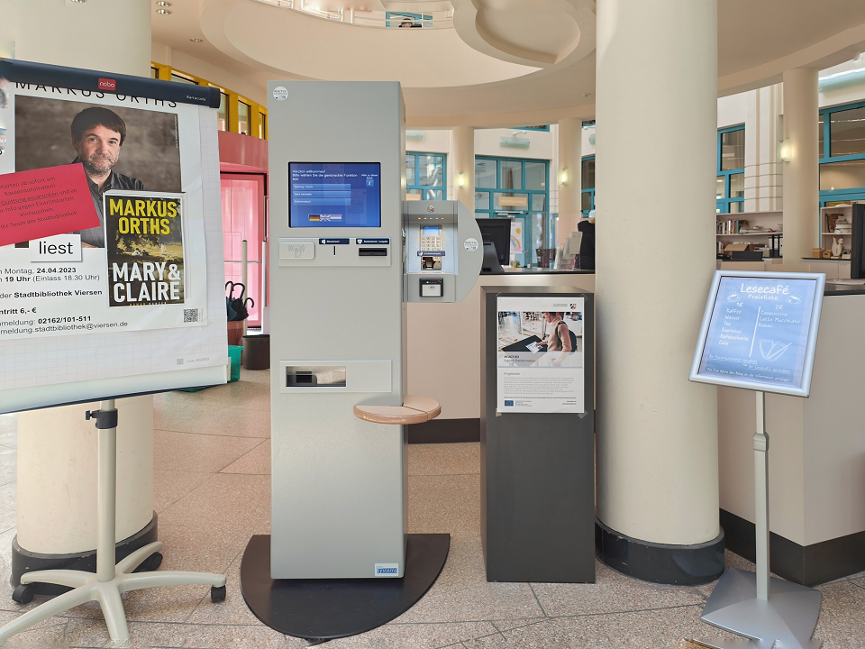 Der neue Kassenautomat im Eingangsbereich der Bibliothek kann für alle Zahlungen genutzt werden (Foto: Stadt Viersen)