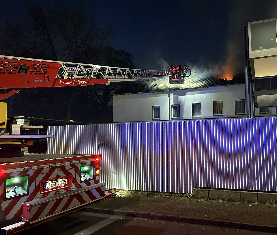 An der Königsallee brannte ein Dachstuhl. Personen wurden bei dem Feuer nicht verletzt (Foto: Stadt Viersen – Feuerwehr)