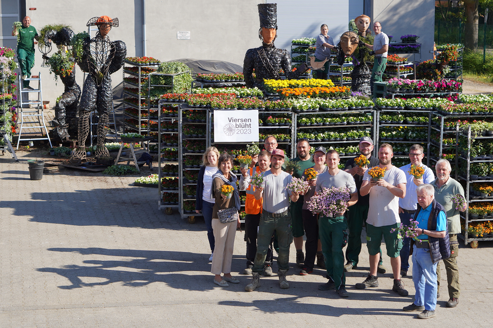 Mitarbeitende der Gärtnereibetriebe und der Städtischen Betriebe am Tag der Pflanzaktion von "Viersen blüht"