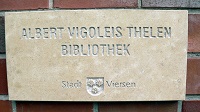 Schriftzug Albert-Vigoleis-Thelen-Stadtbibliothek
