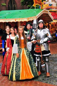 Mittelalterlich gewandete Besucher auf dem Mühlenfest in Dülken
