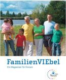 Deckblatt der FamilienVIEbel: 6 Personen vor einer Seenlandschaft