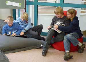 4 Schüler im Schülercenter der Stadtbibliothek