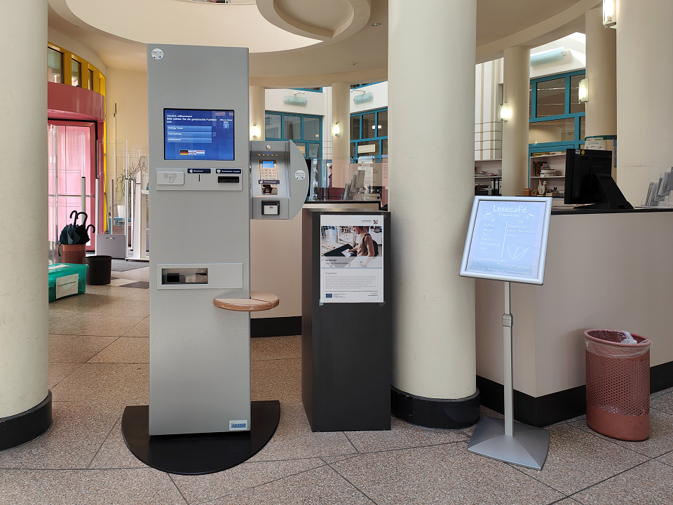 Der neue Kassenautomat steht im Foyer der Stadtbibliotheks-Hauptstelle am Rathausmarkt (Foto: Stadt Viersen)