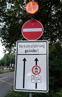 Kombinationsschild: Durchfahrt verboten und der Hinweis, dass die Verkehrsführung geändert ist