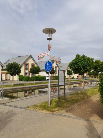 Laternenmast neben Rad- unf Fußweg am alten Nordkanal im Robend (Foto: Stadt Viersen)