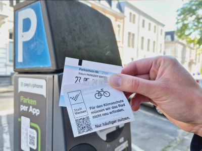 Frisch gezogene Tickets am Parkautomaten