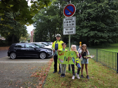 Das „Empfangskomitee“ an der Hol- und Bringzone am Friedhof