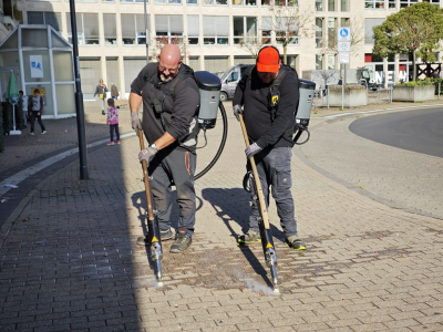 Zwei Männer mit Reinigungsgeräten