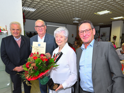 Bei der Überreichung der Stadtplakette in Bronze Awo-Begegnungszentrum (von links): Klaus-Peter Flintrop (Vorsitzender Awo-Ortsverein Viersen), Hans-Willy Bouren (Ortsbürgermeister Stadtteil Viersen), Margot Schutz und Michael Lambertz (2. stellvertretender Bürgermeister Stadt Viersen)