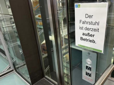 Hinweis-Schild an der Fahrstuhltür (Foto: Stadt Viersen)