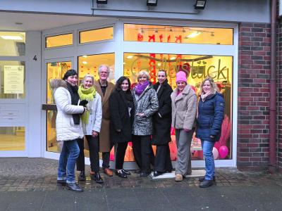 Menschen vor Schaufenster