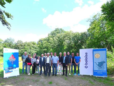 Vertreter*innen der Stadt, des Vereins, der Kommunalpolitik und der Institutionen, die das ASV-Projekt mit Sponsoring unterstützten, beim Gruppenbild am Eingang zum Fitpark