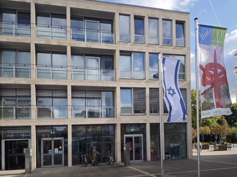 Flagge Israels vor dem Stadthaus Viersen