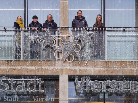 Menschen auf dem Balkon des Stadthauses Viersen