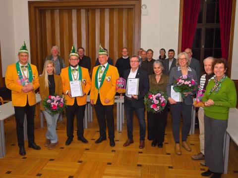 „Foto: Stadt Viersen“. Es zeigt im Vordergrund die Ausgezeichneten mit Bürgermeisterin Sabine Anemüller und im Hintergrund beteiligte Personen aus Kommunalpolitik und Stadtverwaltung 