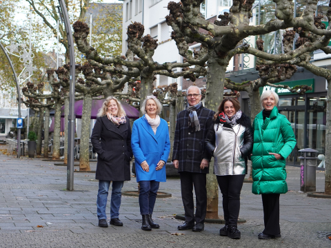 5 Menschen in Fußgängerzone