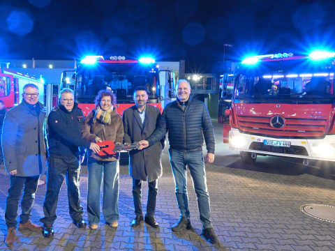 Foto: Stadt Viersen. Es zeigt bei der Ankunft der Fahrzeuge auf der Hauptwache an der Gerberstraße (von links): Frank Kersbaum (Leiter der Feuerwehr Viersen), Marcus Tack (Löschzug Süchteln), Bürgermeisterin Sabine Anemüller, Ertunç Deniz (Beigeordneter) und Michael Nöllner (Löschzug Viersen)