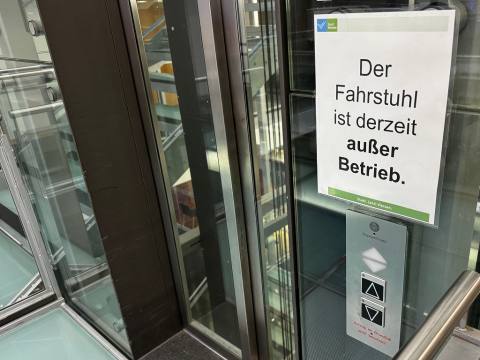 Hinweis-Schild an der Fahrstuhltür (Foto: Stadt Viersen)