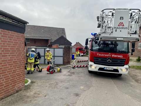 Fahrzeuge der Feuerwehr Viersen an der Einsatzstelle (Foto: Stadt Viersen – Feuerwehr)