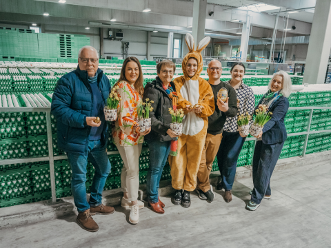 Menschen mit Osterpräsenten