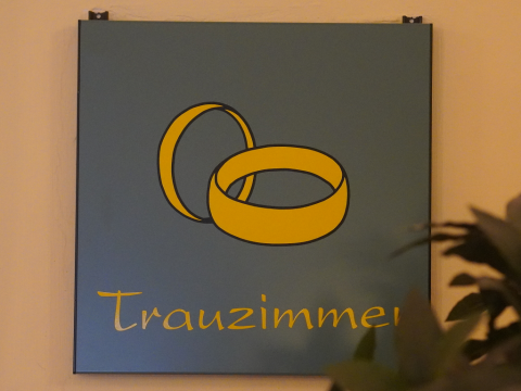 Schild mit Hinweis auf das Trauzimmer in Dülken (Foto: Stadt Viersen)