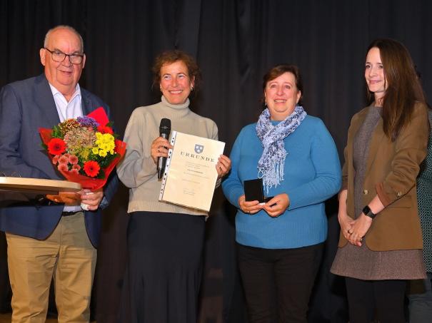 Hans-Willy Bouren (Ortsbürgermeister Viersen), Bürgermeisterin Sabine Anemüller, die sichtlich überraschte und gerührte Elena Rollmann und Maja Roth-Schmidt (Co-Vorsitzende Ratsfraktion Bündnis 90/Die Grünen) (von links)