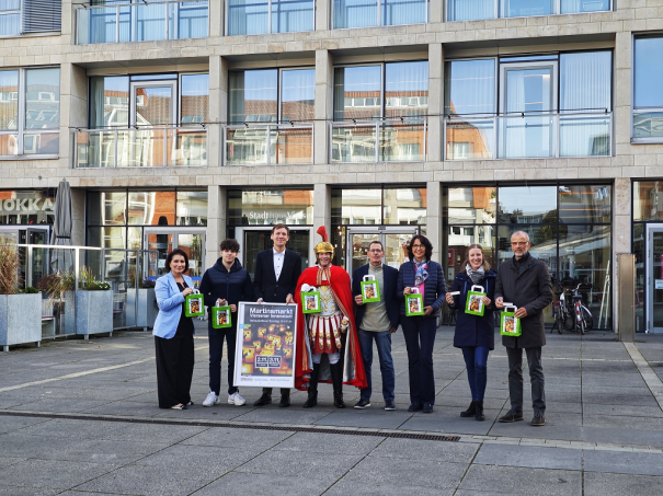 Beteiligte des Martinsmarkts präsentieren die Martinstüten vor dem Stadthaus Viersen