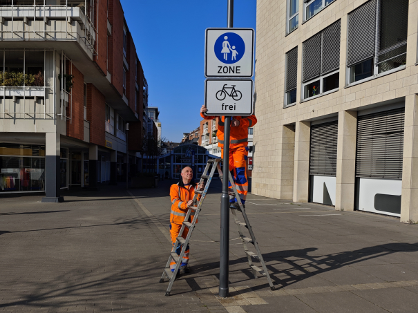 Mitarbeiter der Städtischen Betriebe montieren Schilder am Rathausmarkt (Foto: Stadt Viersen)