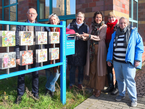 Menschen am Briefkasten